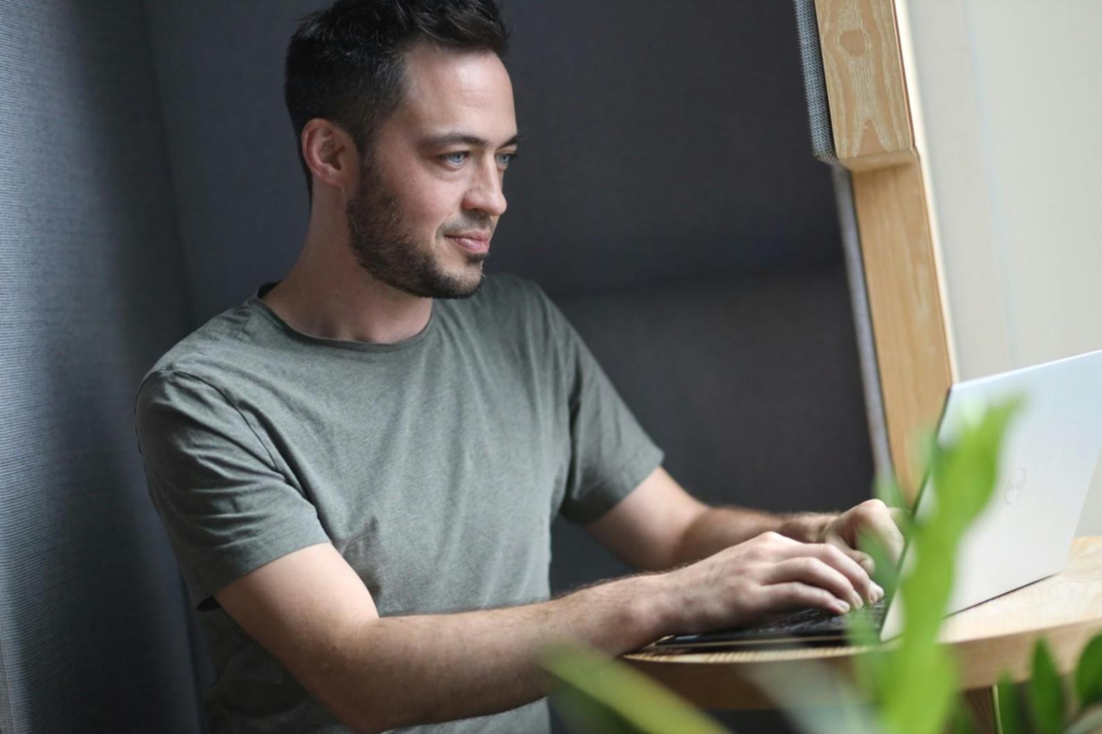 Professionelle Budgetberatung in modernem Büro
